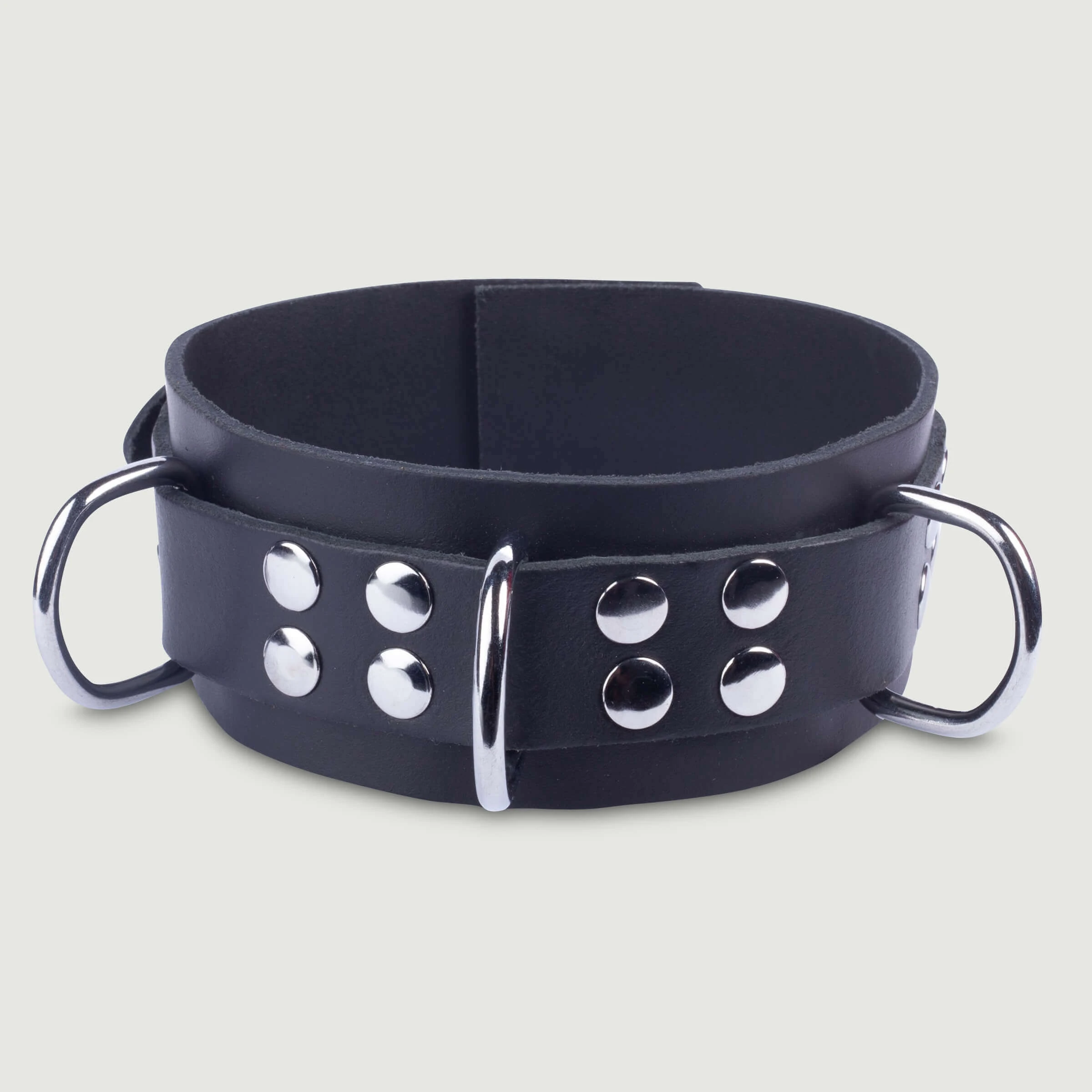 Ultra schwarzes Lederhalsband mit Ringen