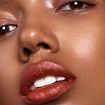 Madara Velvet Matte Cream Lipstick, barra de labios mate con acabado satinado, Magma, 3,8 g