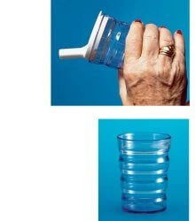 BECHER MIT DECKEL UND AUSGUSS