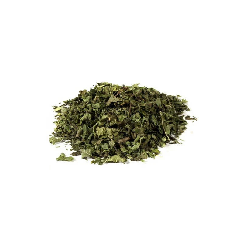 Melissa officinalis in Kräutertee, geschnitten aus Kraut und Blättern