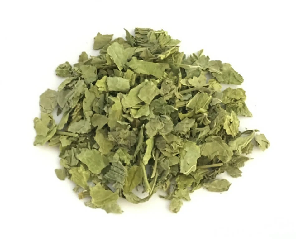 Malvenblätter in 100 g Kräutertee geschnitten