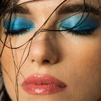 Ombre à paupières waterproof « Made to Last » de Pupa - Stick à paupières n° 008 Pool Blue